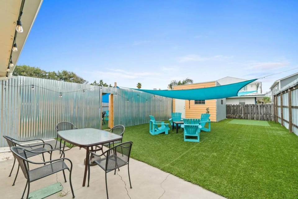 Property building, Garden, Garden, Dining area
