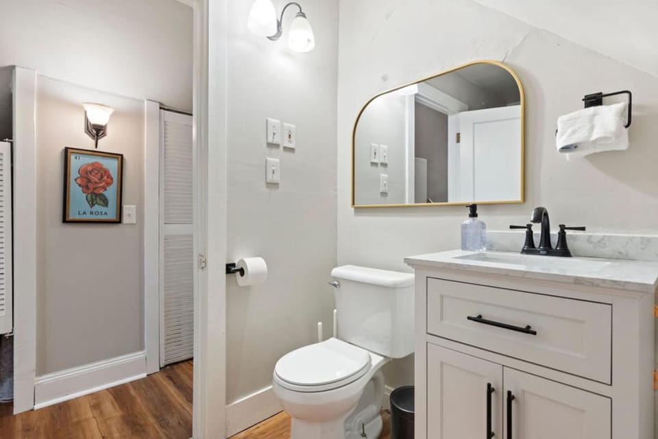 Stylish Studio Cleveland Clinic Apartment in Cleveland Heights