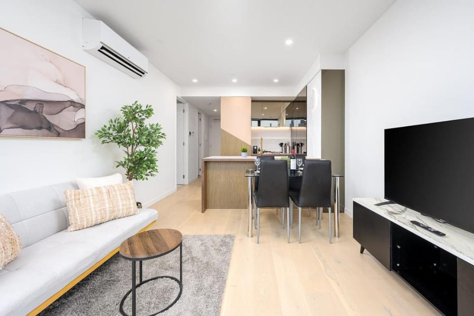 Luxe 67th Floor 2BR with Ocean View, Pool, Spa and Gym Apartment in Melbourne