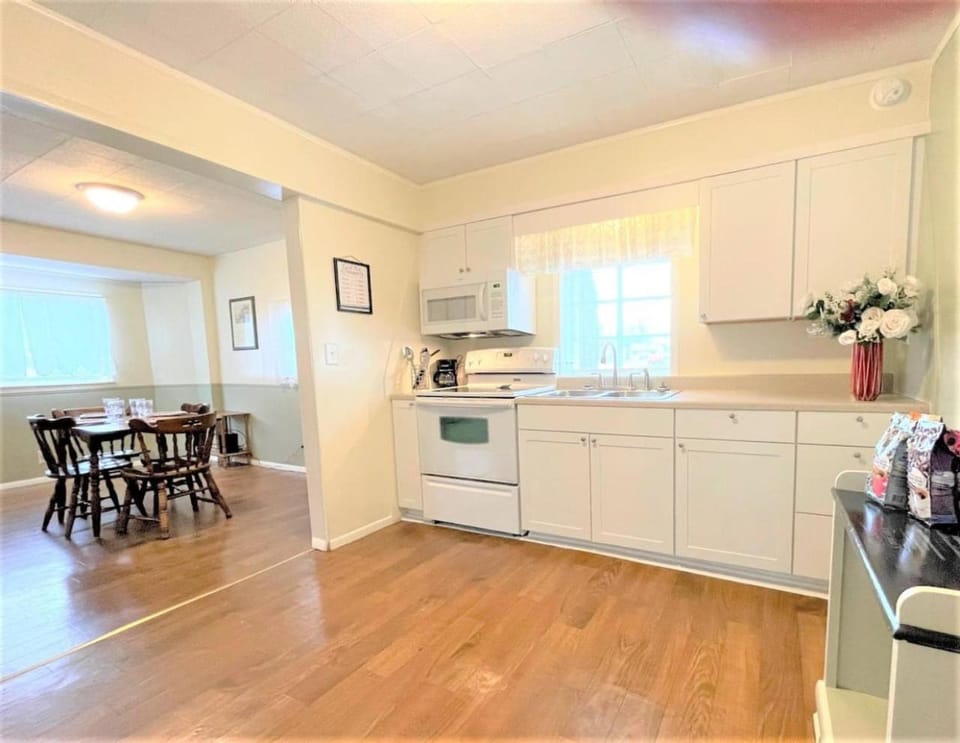 Kitchen or kitchenette, Dining area, oven, pet friendly, stove, toaster