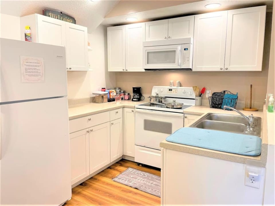 Kitchen or kitchenette, oven, pet friendly, stove, toaster