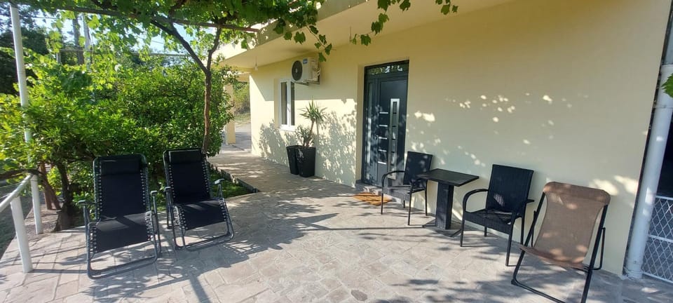 Property building, Patio, Spring, Day, Garden, View (from property/room), Balcony/Terrace, Dining area, Garden view, Breakfast, Inner courtyard view