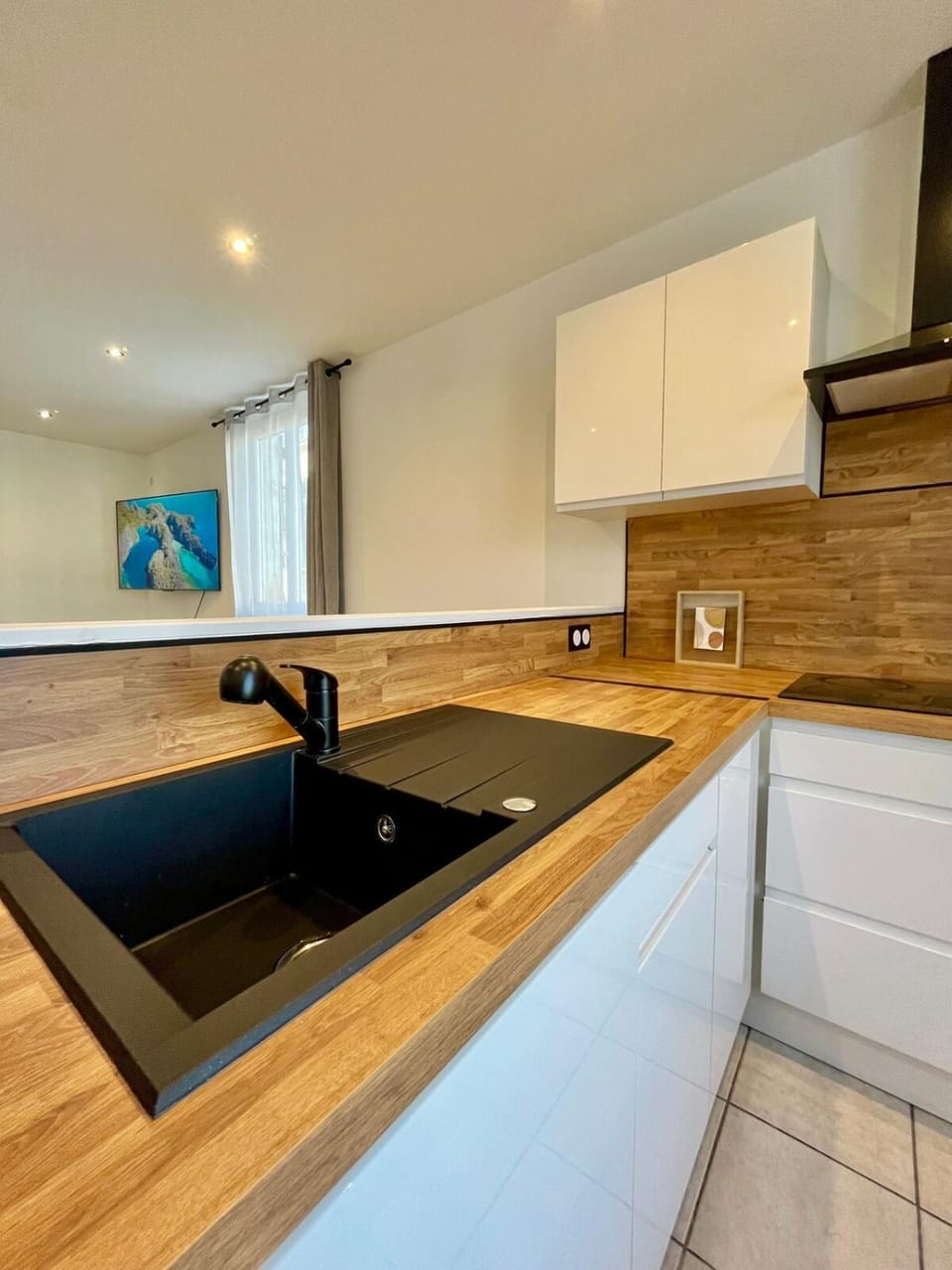 Coffee/tea facilities, oven, stove, kitchen