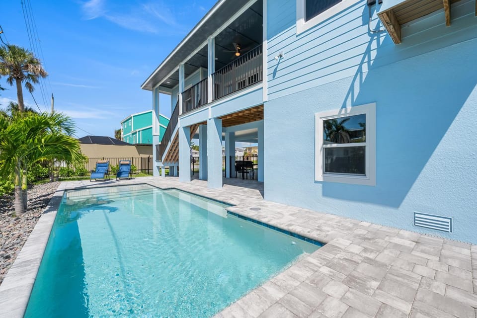 Mid Island Beach Getaway - Close to Beach, Heated Pool - Suntide - Roelens House in Estero Island