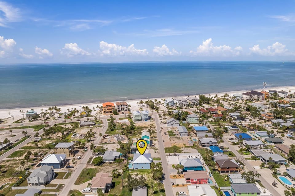 Mid Island Beach Getaway - Close to Beach, Heated Pool - Suntide - Roelens House in Estero Island