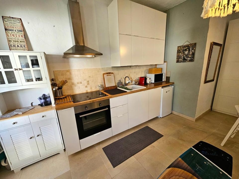 Coffee/tea facilities, Kitchen or kitchenette, dishwasher, oven, stove, toaster