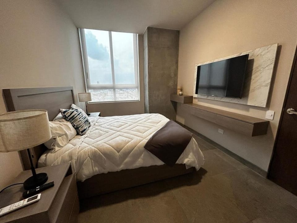 Bed, TV and multimedia, Photo of the whole room, Bedroom