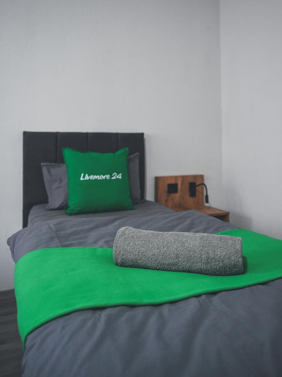 Bed, Photo of the whole room, Bedroom, towels