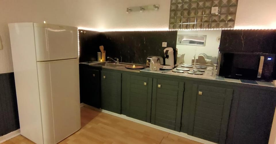 Coffee/tea facilities, oven, stove