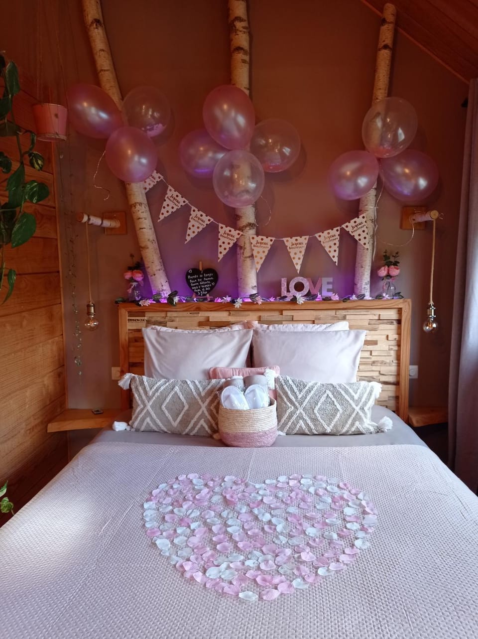 Photo of the whole room, Decorative detail