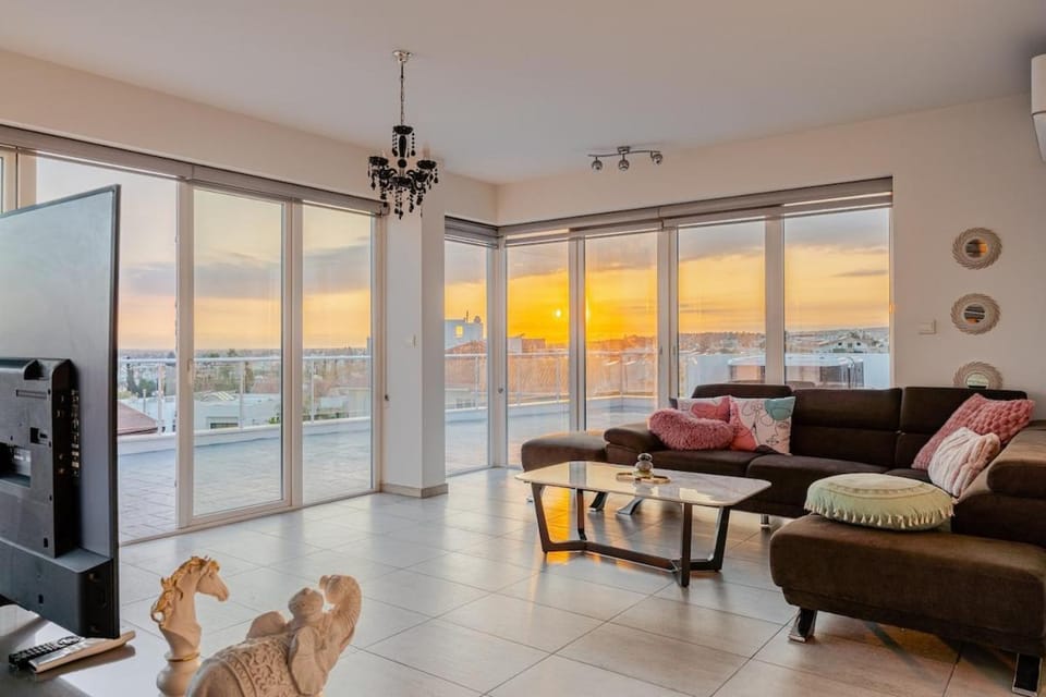 Sky villa penthouse with private outdoor hottub Apartment in Limassol City