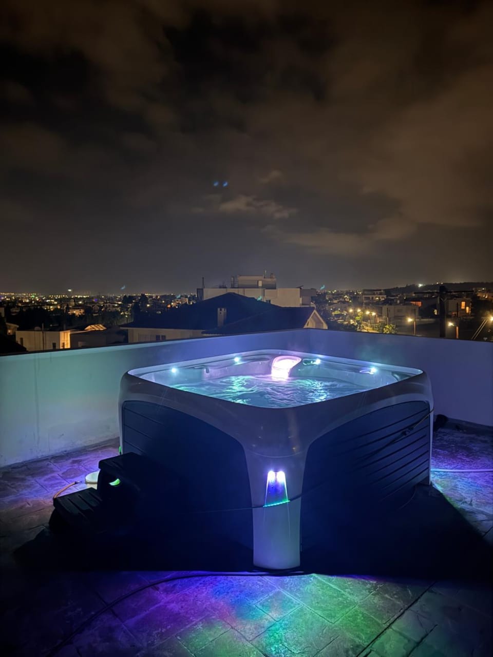 Penthouse with outdoor hottub Apartment in Limassol City