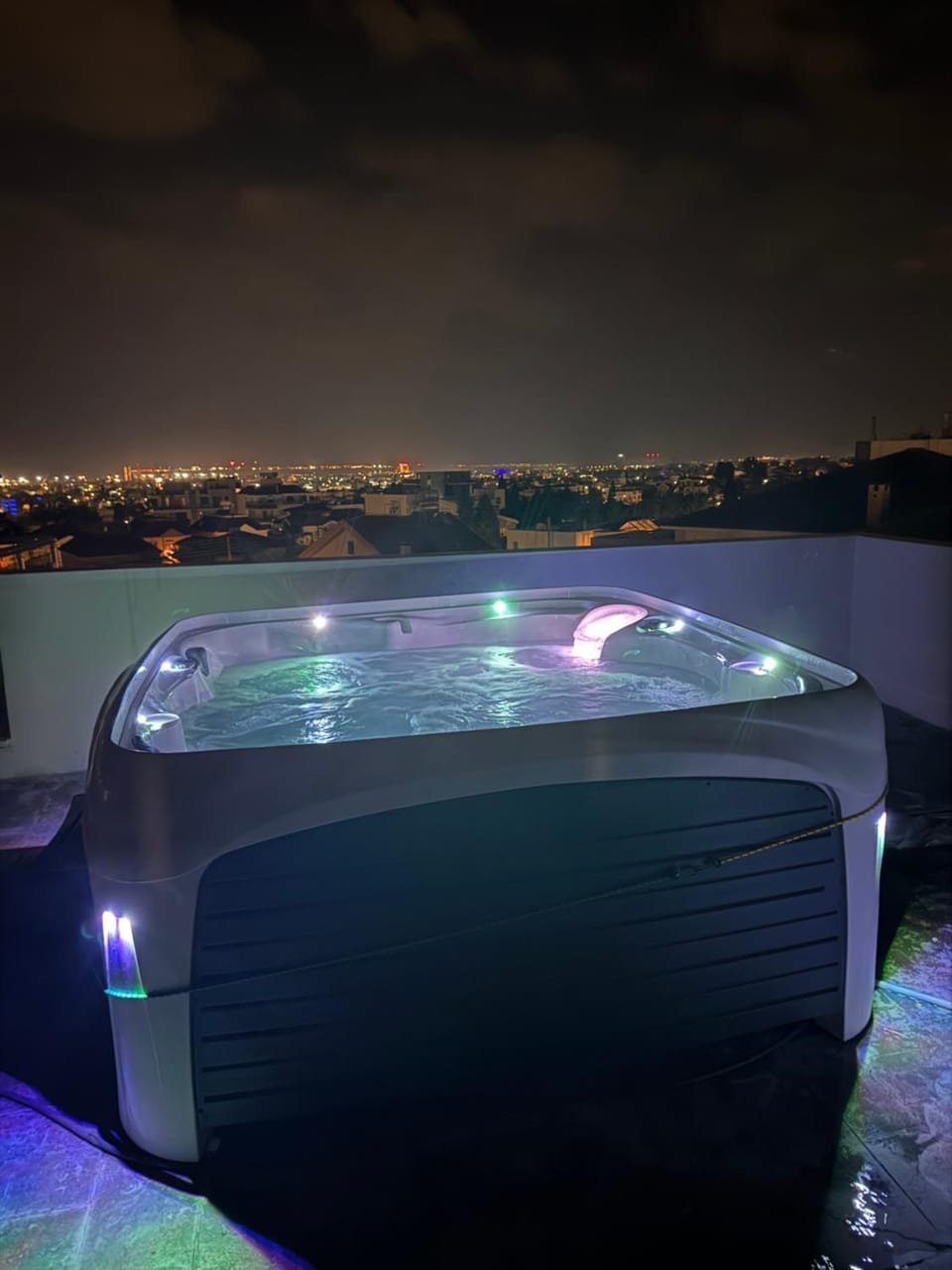 Penthouse with outdoor hottub Apartment in Limassol City