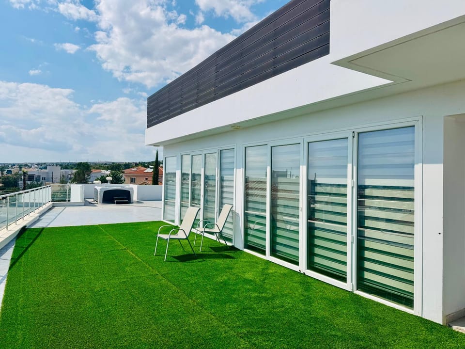 Sky villa penthouse with private outdoor hottub Apartment in Limassol City