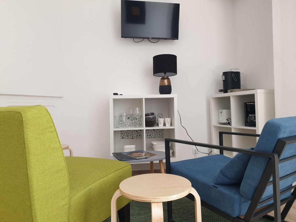 TV and multimedia, Coffee/tea facilities, Living room, Seating area, toaster