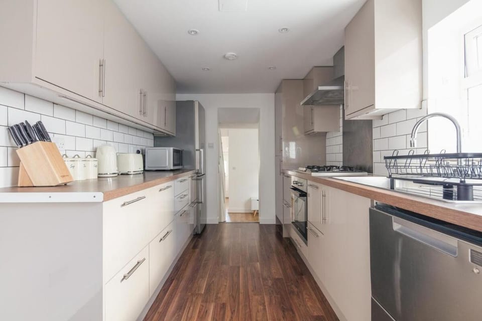 Kitchen or kitchenette, dishwasher, oven, toaster