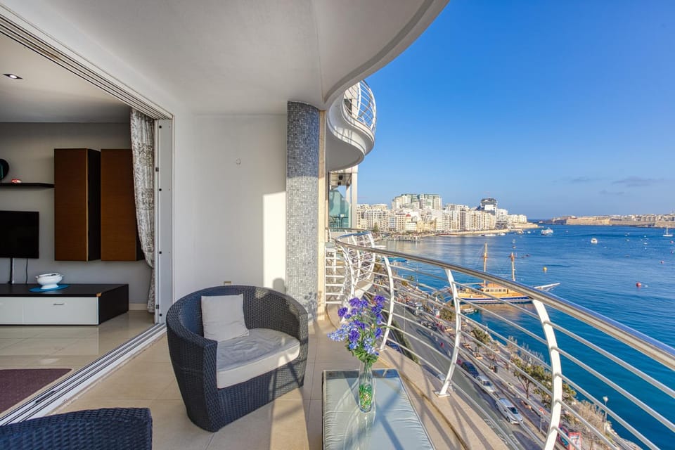 Seaview Luxury 3Br Apartment in Sliema Apartment in Sliema