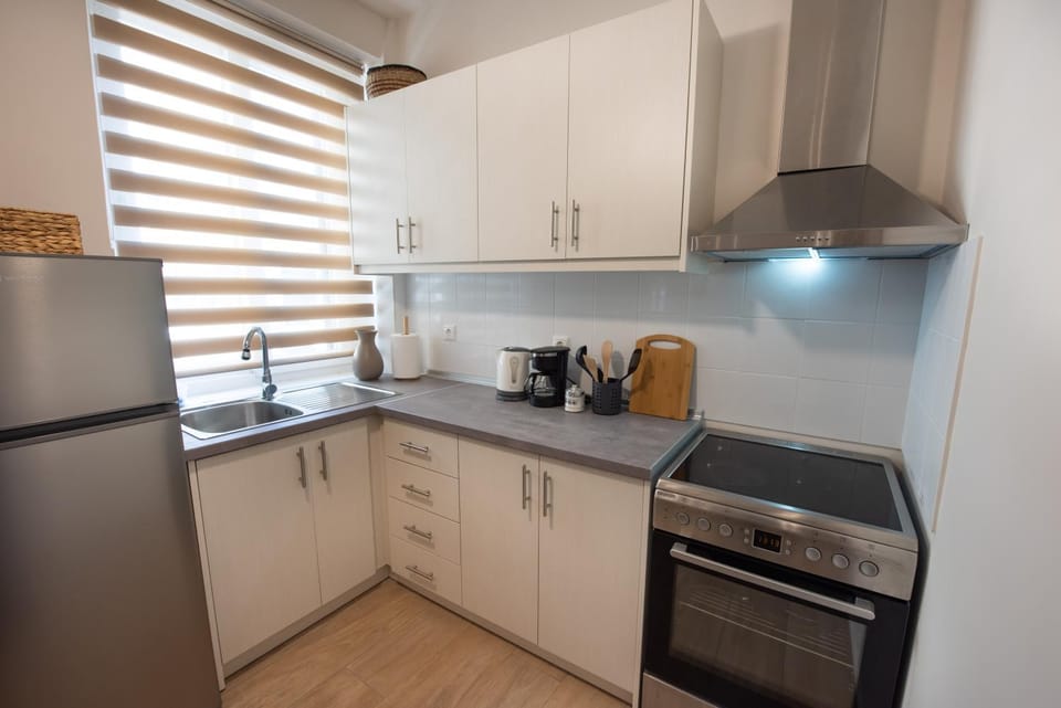 Coffee/tea facilities, Kitchen or kitchenette, oven, stove, toaster