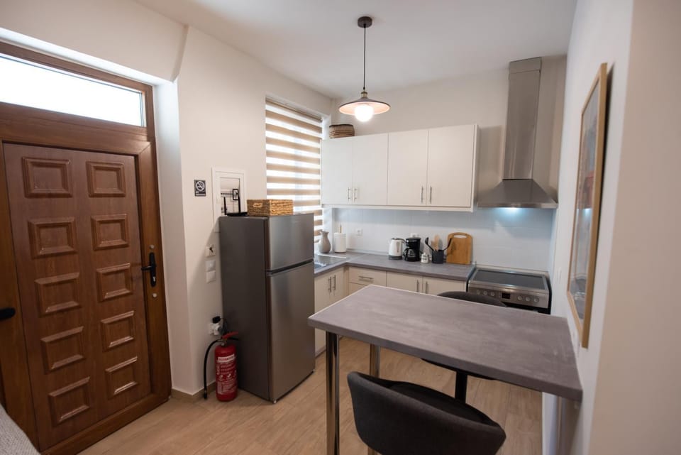 Coffee/tea facilities, Kitchen or kitchenette, Dining area, oven, stove, toaster