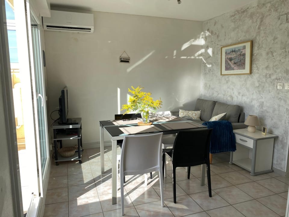Living room, Dining area, air conditioner