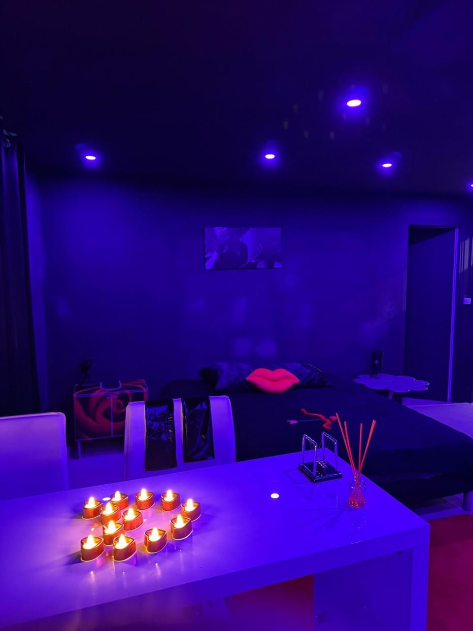Love Room Passion Purple Apartment in Occitanie