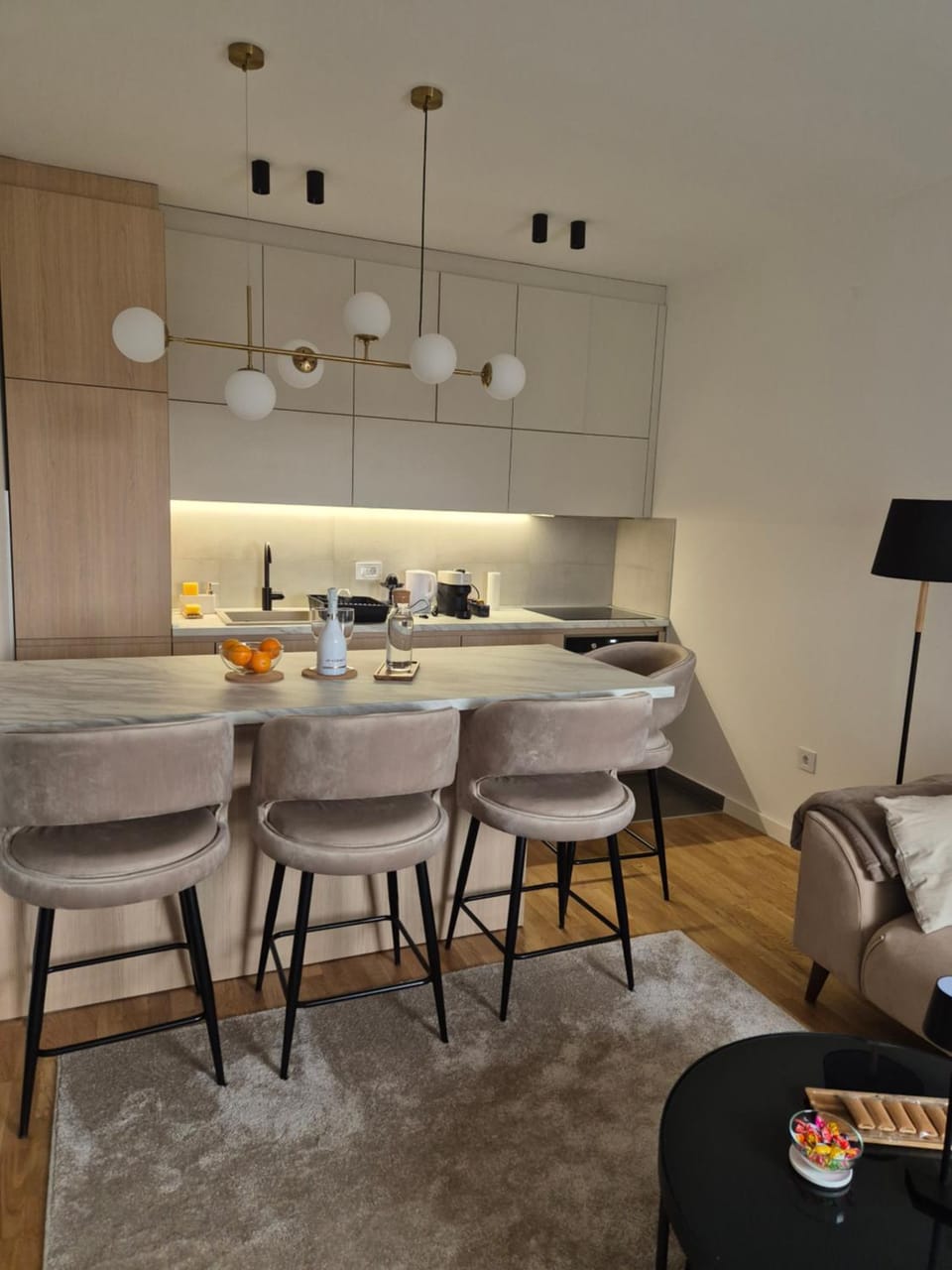 Kitchen or kitchenette, Dining area, minibar, stove