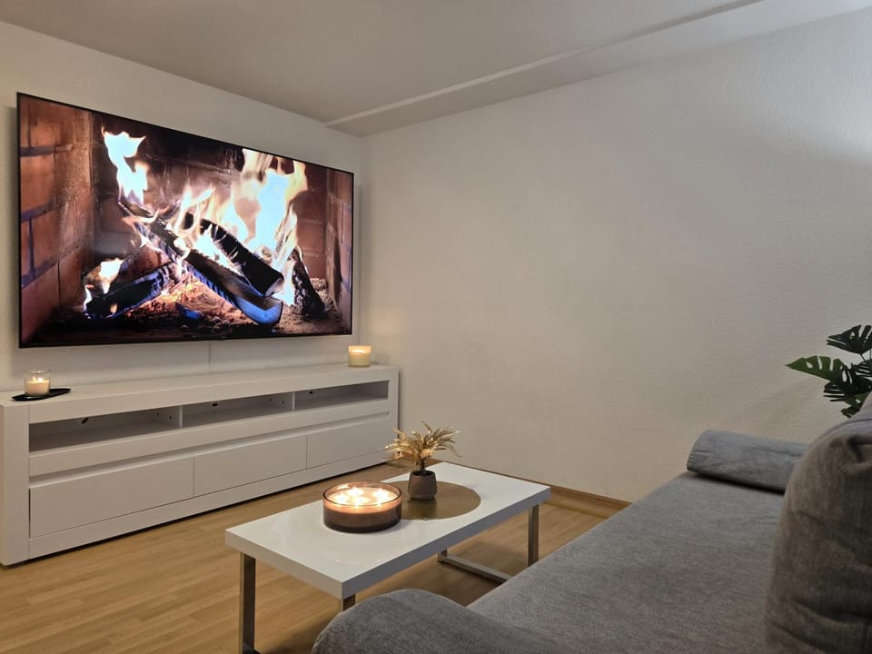 TV and multimedia, Living room, Seating area, Evening entertainment