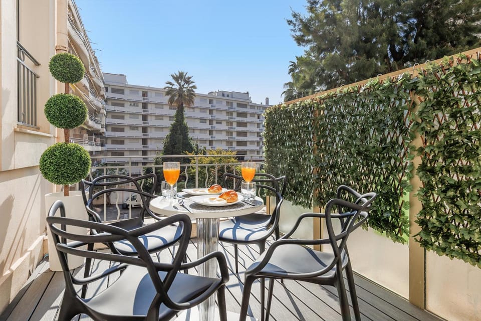 Palais Miramar YourHostHelper Apartment in Cannes