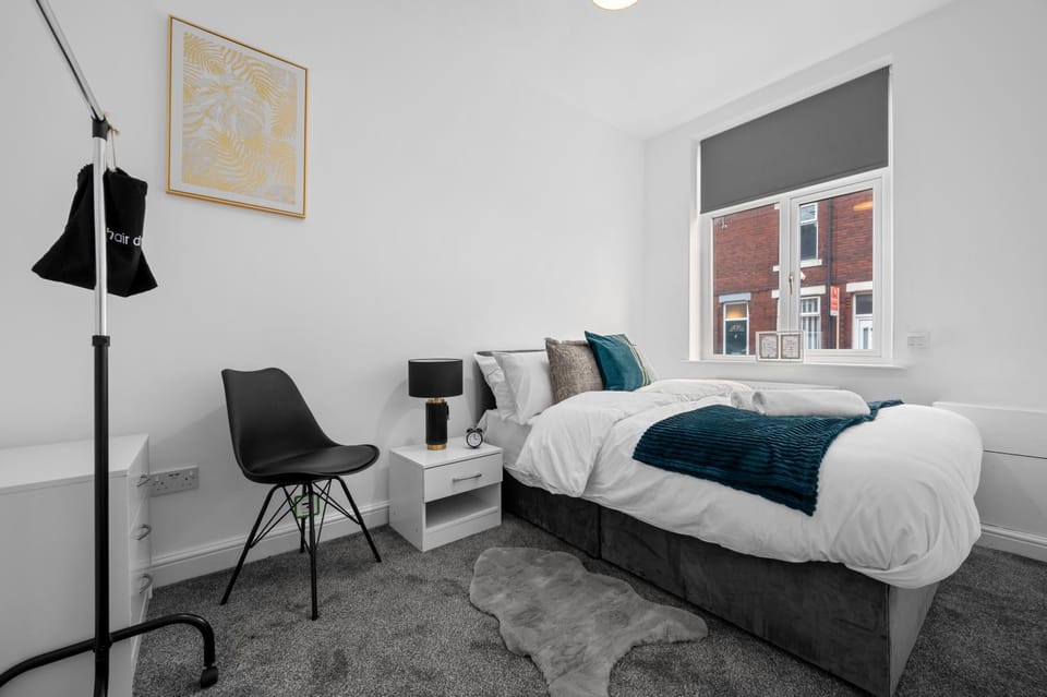 Bed, Photo of the whole room, Seating area, Bedroom