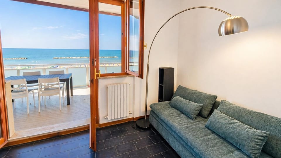 Natural landscape, View (from property/room), Balcony/Terrace, Living room, Seating area, Sea view