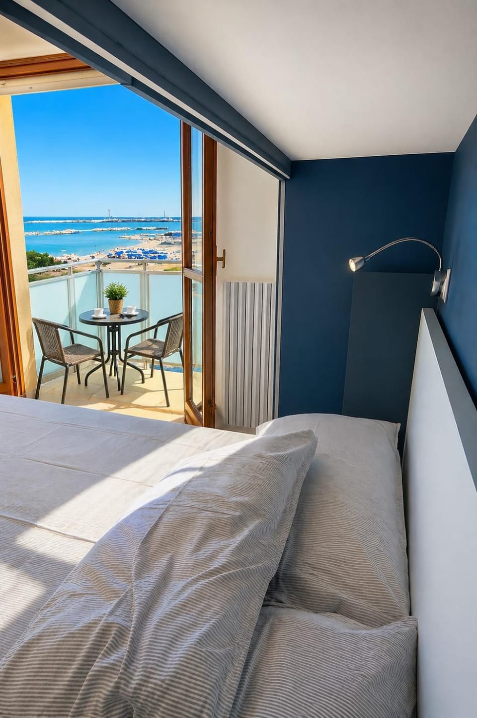 Bed, Natural landscape, View (from property/room), Balcony/Terrace, Living room, Photo of the whole room, Seating area, Dining area, Bedroom, City view, Lake view, Landmark view, River view, Sea view, Street view