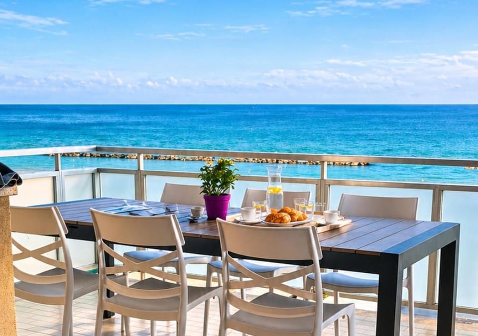 Patio, Day, Natural landscape, View (from property/room), Balcony/Terrace, Living room, Food and drinks, Banquet/Function facilities, Seating area, Dining area, Beach, Food, Sea view, Drinks
