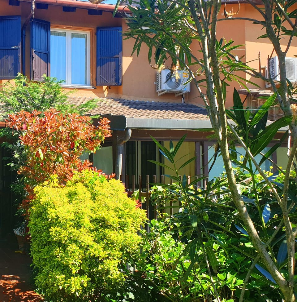 Property building, Spring, Day, Garden, Garden view