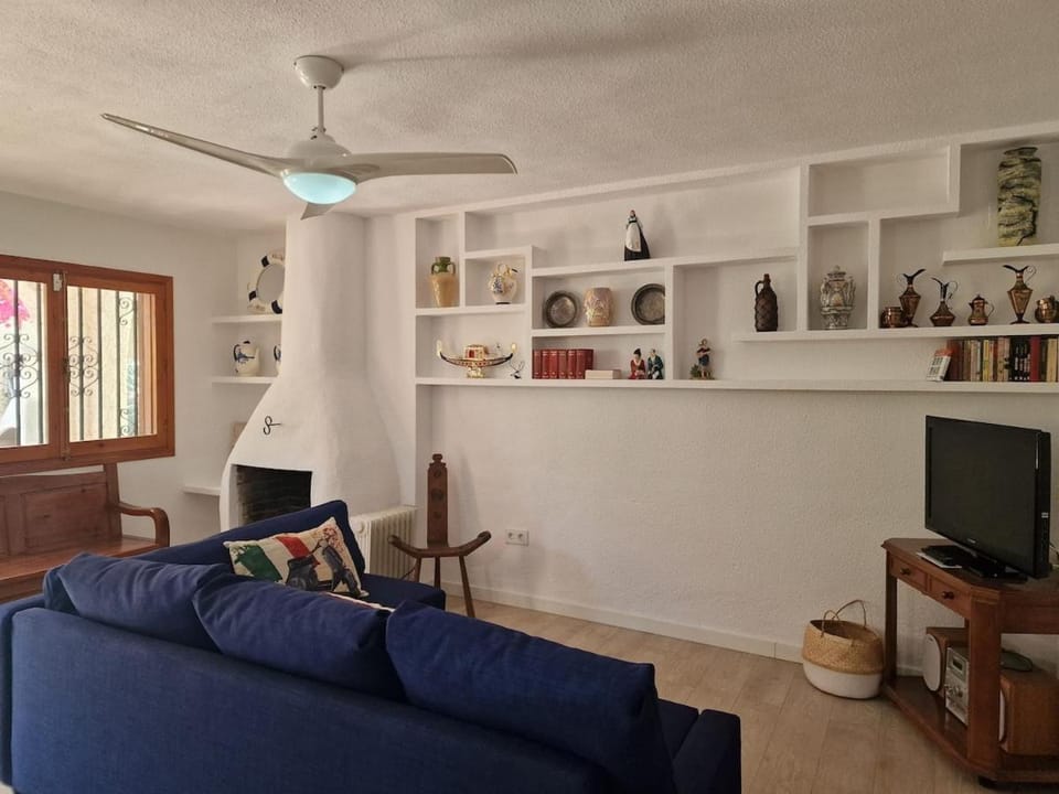 Communal lounge/ TV room, TV and multimedia, Living room, Seating area, Evening entertainment