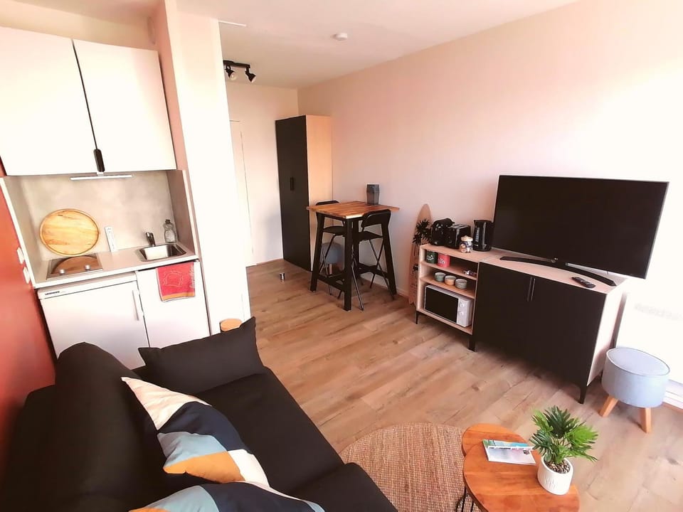Communal lounge/ TV room, TV and multimedia, Kitchen or kitchenette, Living room, Seating area, Dining area