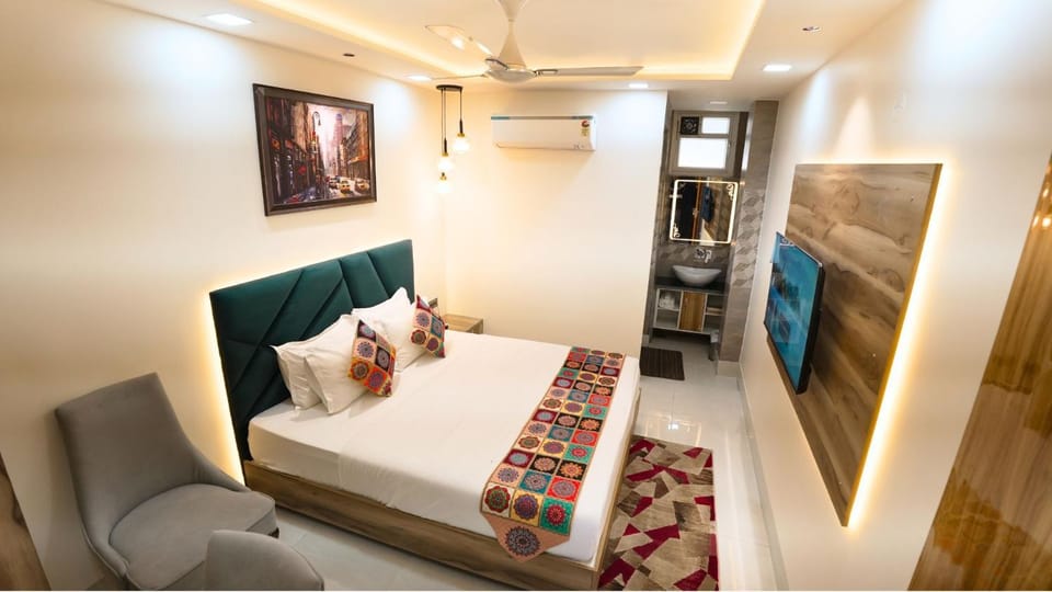 Bed, TV and multimedia, Photo of the whole room, Bedroom