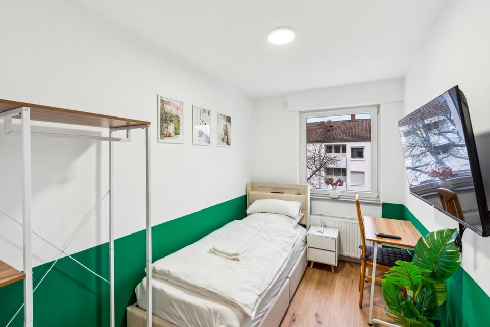 Bed, TV and multimedia, Bedroom, towels