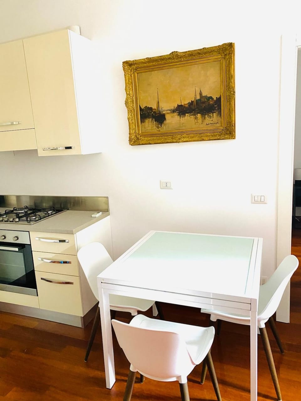 Kitchen or kitchenette, Dining area, stove