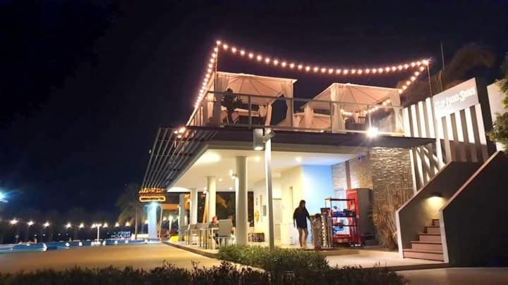 Property building, Restaurant/places to eat, Night, Lounge or bar, Sea view