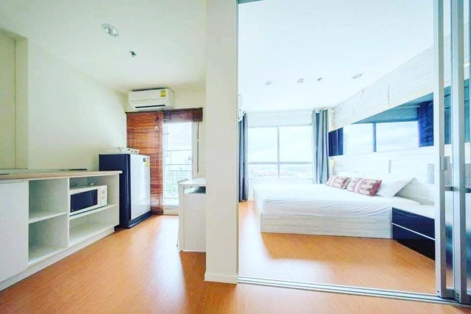 Property building, Bed, TV and multimedia, Kitchen or kitchenette, Photo of the whole room, Bedroom, bunk bed, wardrobe
