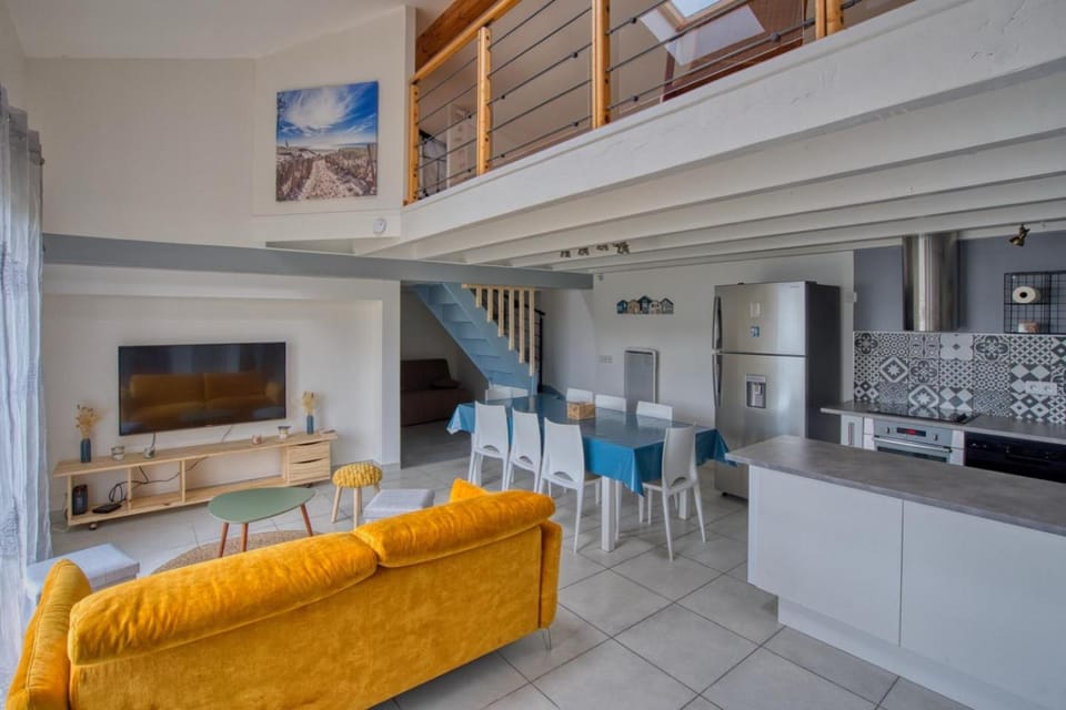TV and multimedia, Kitchen or kitchenette, Living room, Seating area