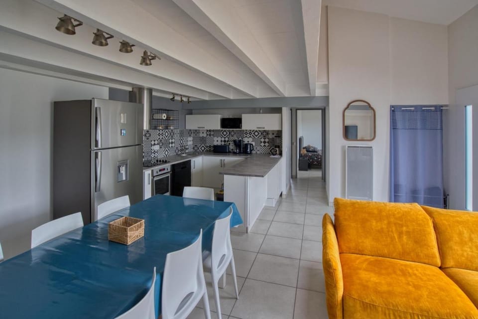 Kitchen or kitchenette, Living room, Seating area, Dining area, dishwasher, oven, pet friendly, stove
