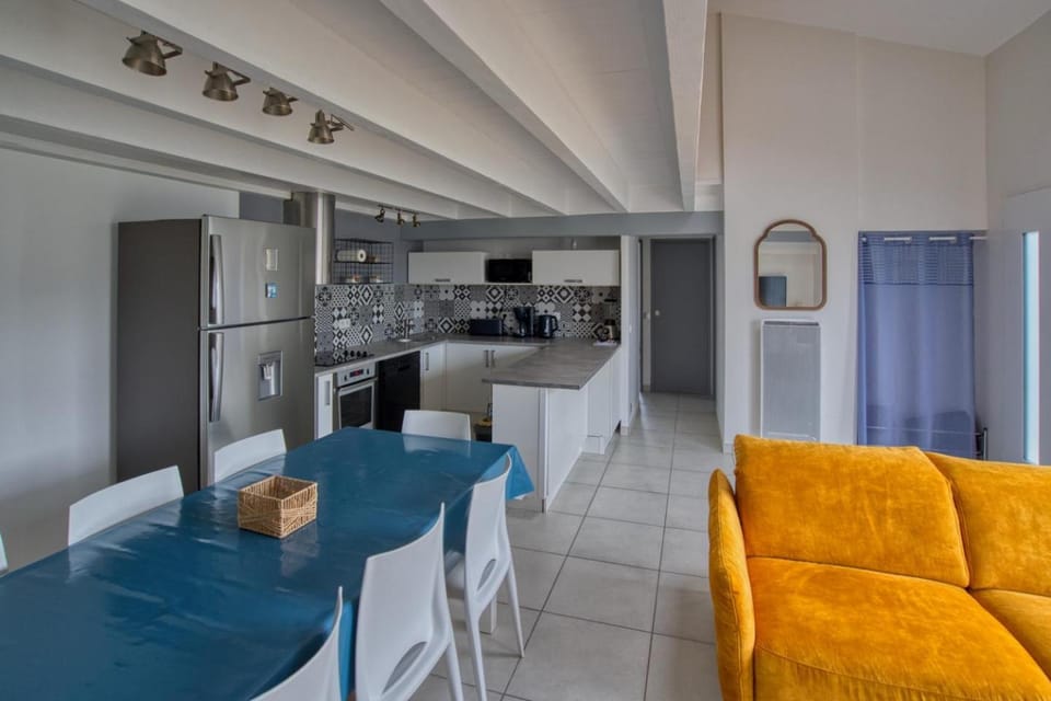 Kitchen or kitchenette, Living room, Seating area, Dining area, dishwasher, oven, pet friendly, stove