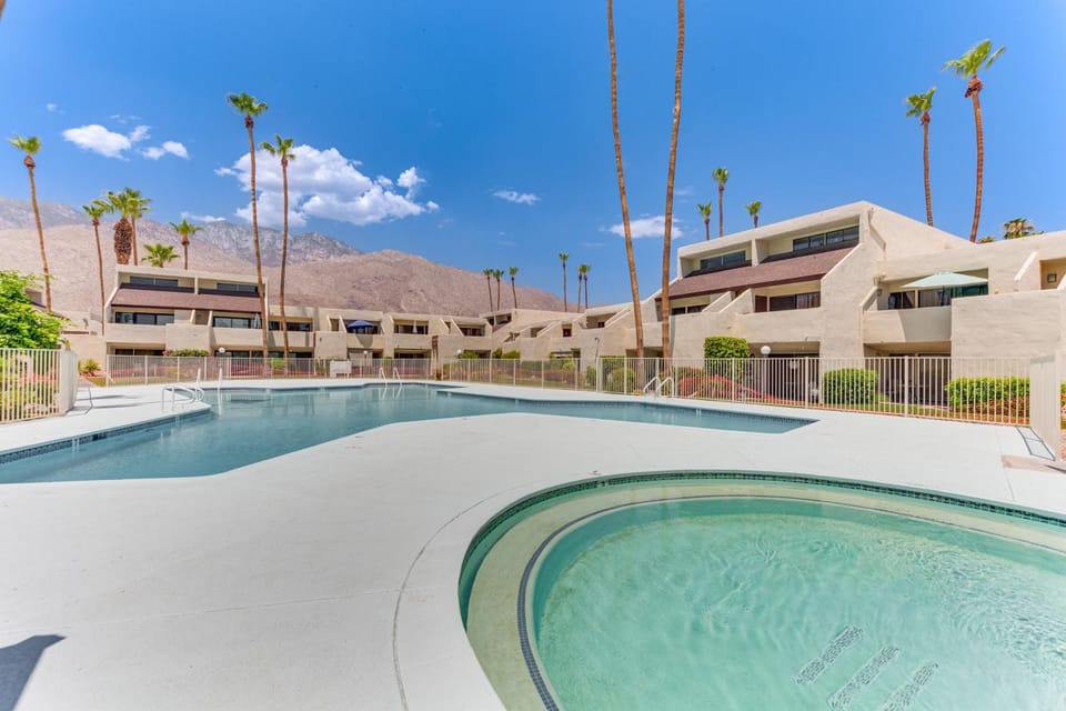 3 Mi to Dtwn Palm Springs: Condo w/ Pool Access! House in Palm Springs