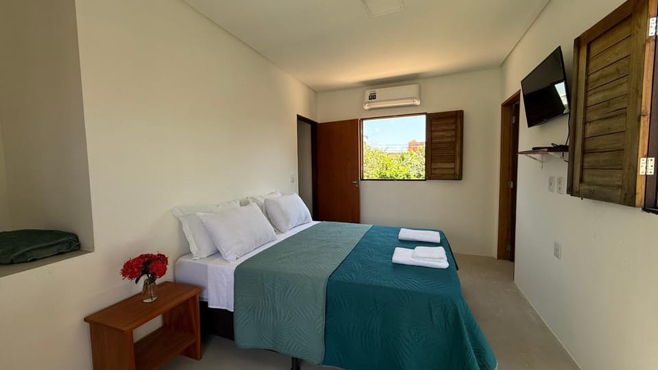 Bed, TV and multimedia, Photo of the whole room, Bedroom, towels, air conditioner