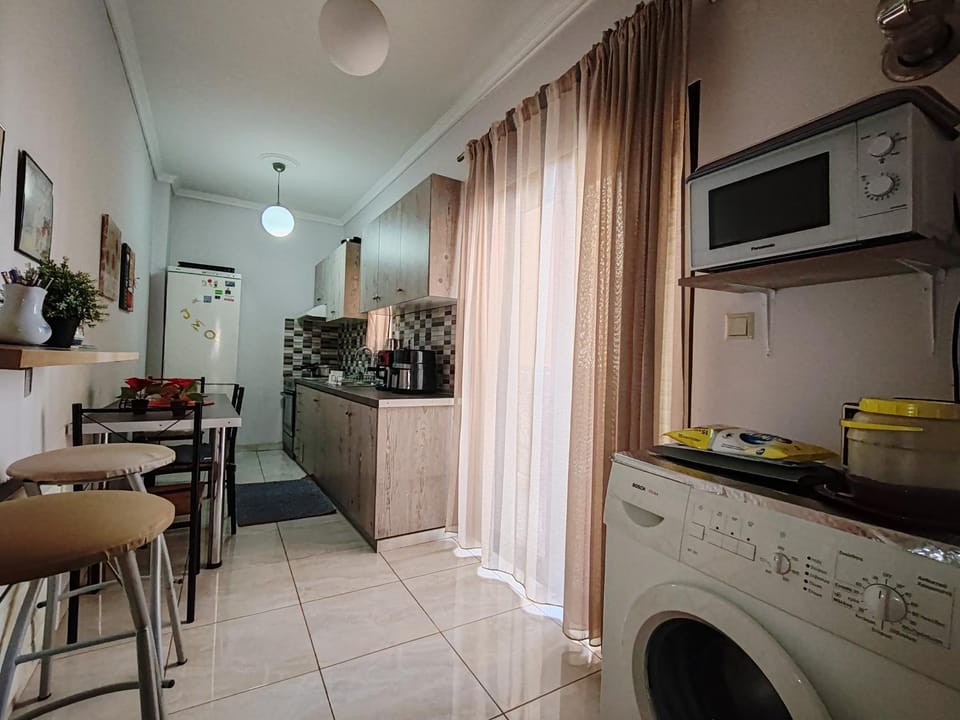 Kitchen or kitchenette, minibar, oven, stove, washing machine