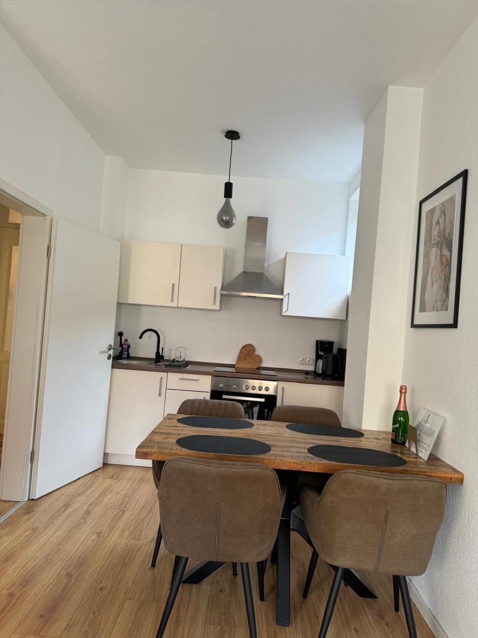 Kitchen or kitchenette, Dining area, stove