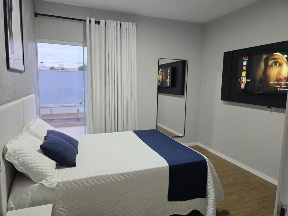 Quarto Em Sobrado - Banheiro INDIVIDUAL, Garagem Coberta e TV com streamings Bed and Breakfast in State of Paraná