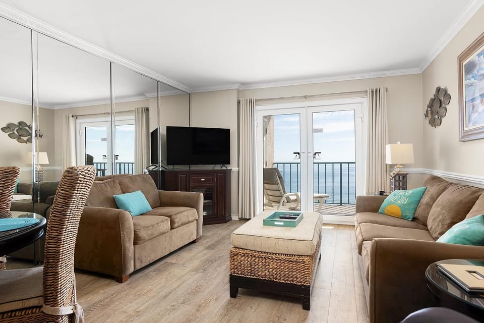 TV and multimedia, View (from property/room), Balcony/Terrace, Living room, Seating area, Sea view, furniture