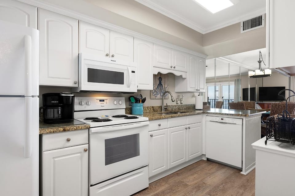Coffee/tea facilities, Kitchen or kitchenette, dishwasher, microwave, oven, stove